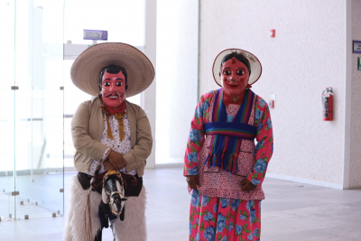 Conoce parte de la identidad y tradiciones culturales de los municipios de Silao y Romita, con la exposición de máscaras monumentales “La Danza del Torito”. Visítanos del 04 al 16 de marzo.
