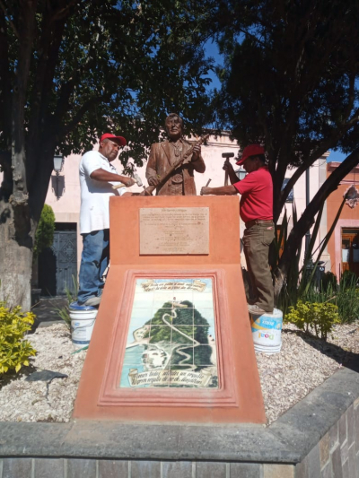 Se retiran estatuas en Centro Histórico de Dolores Hidalgo