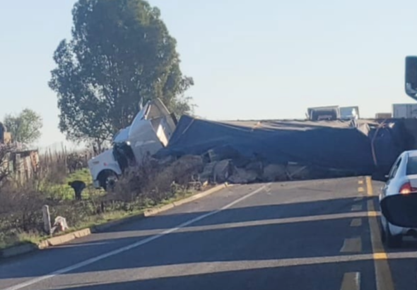 Volcadura de tráiler en carretera San Felipe – Silao afecta circulación en La Lagunita hoy