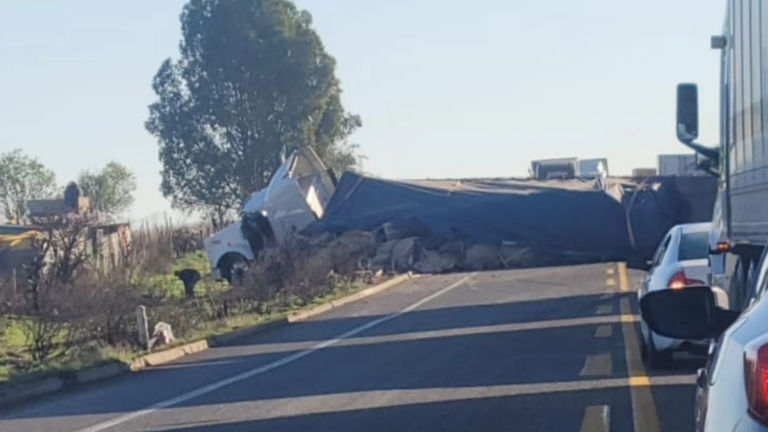 Volcadura de tráiler en carretera San Felipe – Silao afecta circulación en La Lagunita hoy