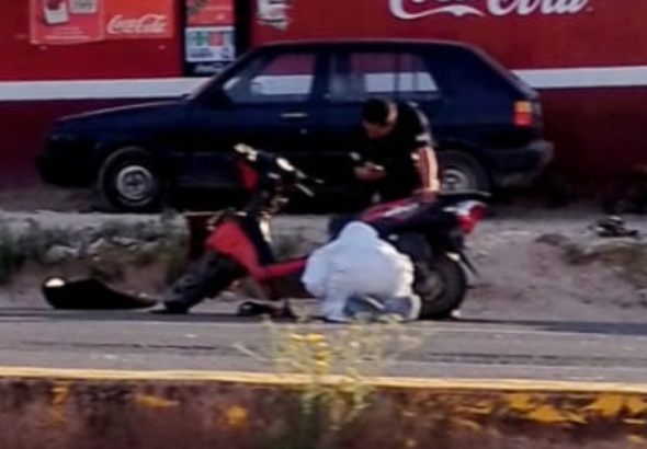Choque en San Luis de la Paz involucra a camioneta de la FGE y motoneta en carretera a Pozos