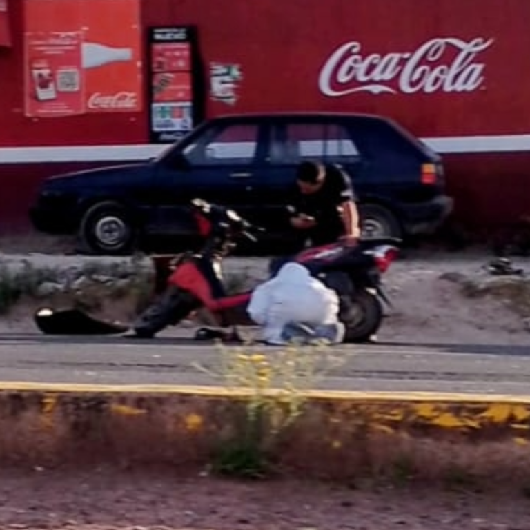 Choque en San Luis de la Paz involucra a camioneta de la FGE y motoneta en carretera a Pozos