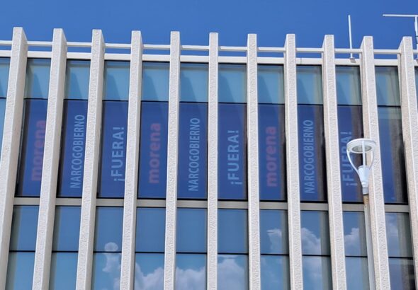 Guerra de lonas: Conflicto entre PAN y Morena escala hasta los vitrales del Congreso de Guanajuato