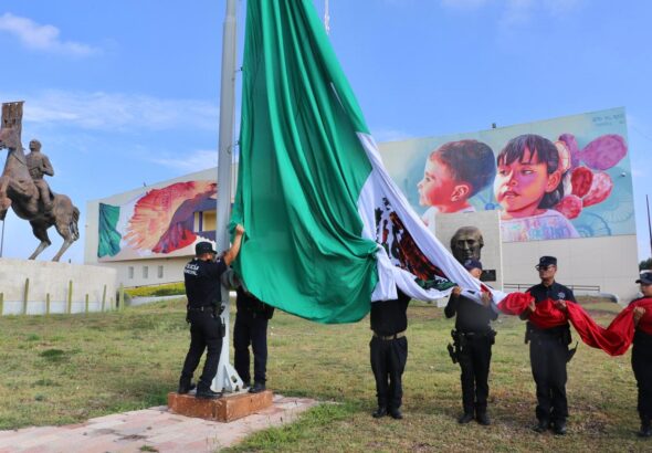 AUTORIDADES MUNICIPALES DE DOLORES HIDALGO IZAN BANDERA MONUMENTAL