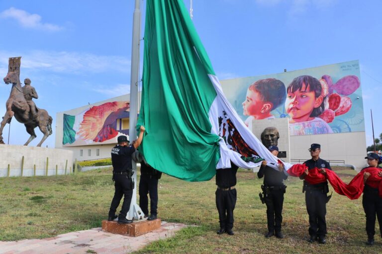 AUTORIDADES MUNICIPALES DE DOLORES HIDALGO IZAN BANDERA MONUMENTAL