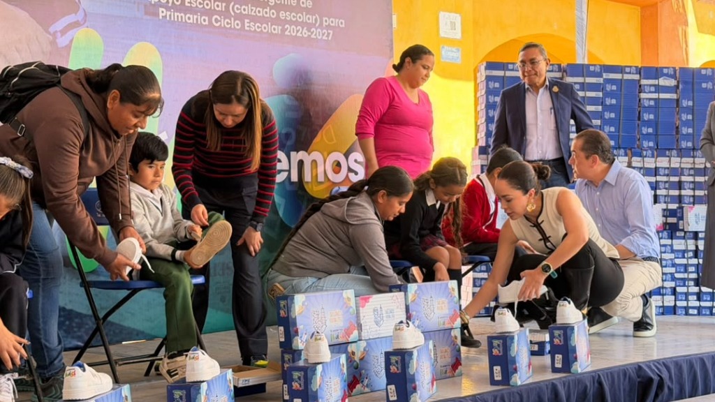 Arranca en Dolores Hidalgo entrega histórica de más de 10,000 pares de tenis escolares para apoyar la economía familiar